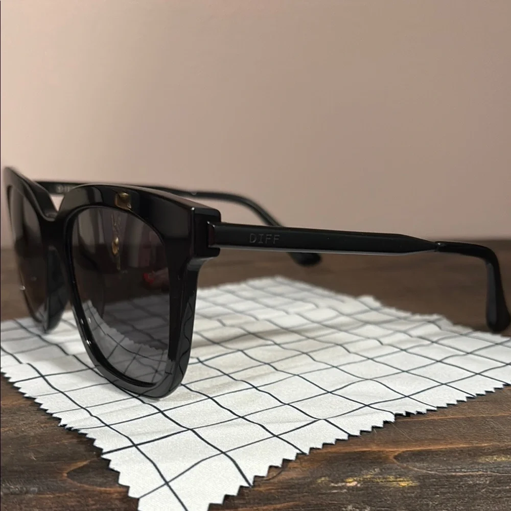 DIFF Bella Polarized Black Sunglasses with Case - Picture 7 of 8